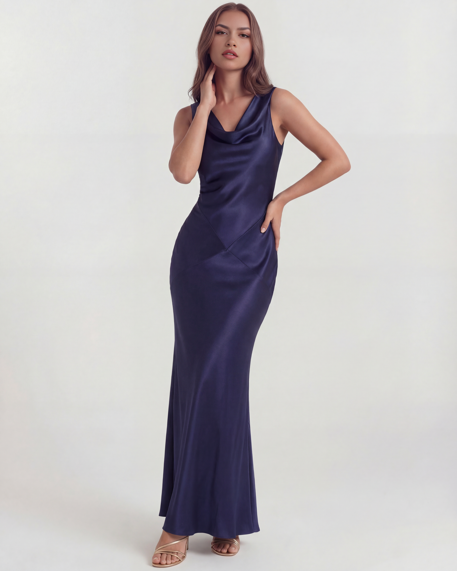 Vestido largo satinado con escote drapeado