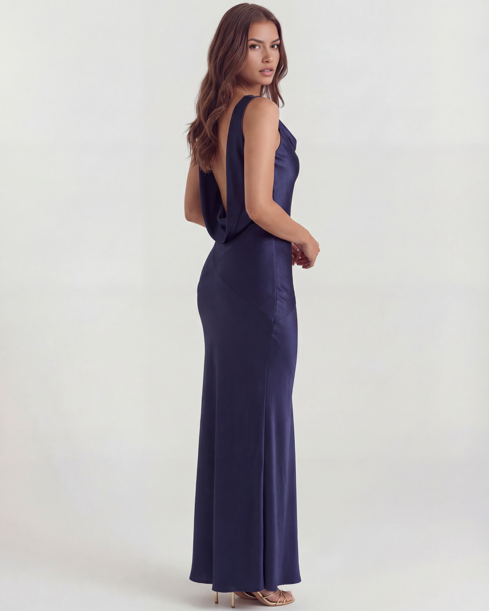Vestido largo satinado con escote drapeado