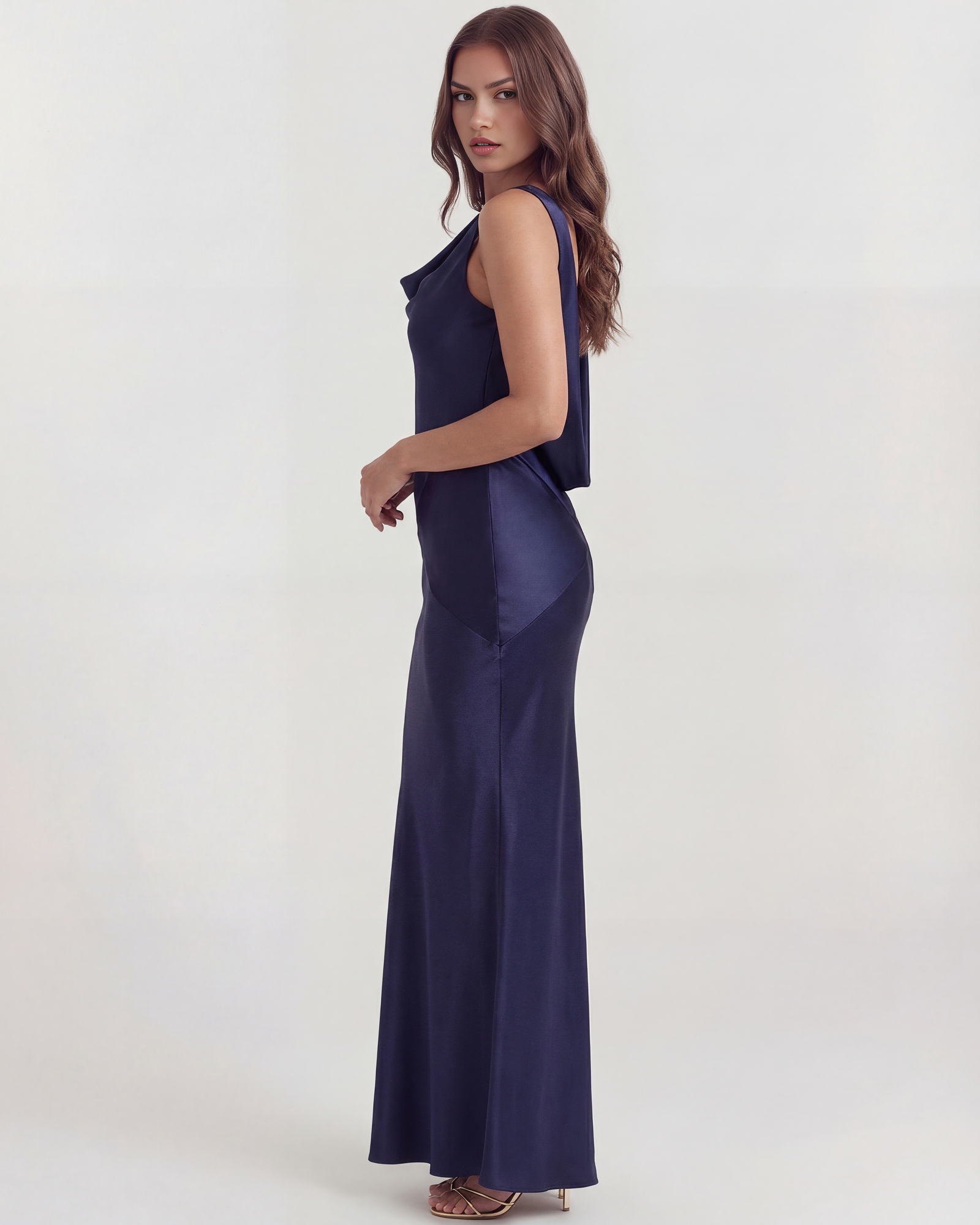 Vestido largo satinado con escote drapeado