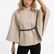Capa elegante con cinturón