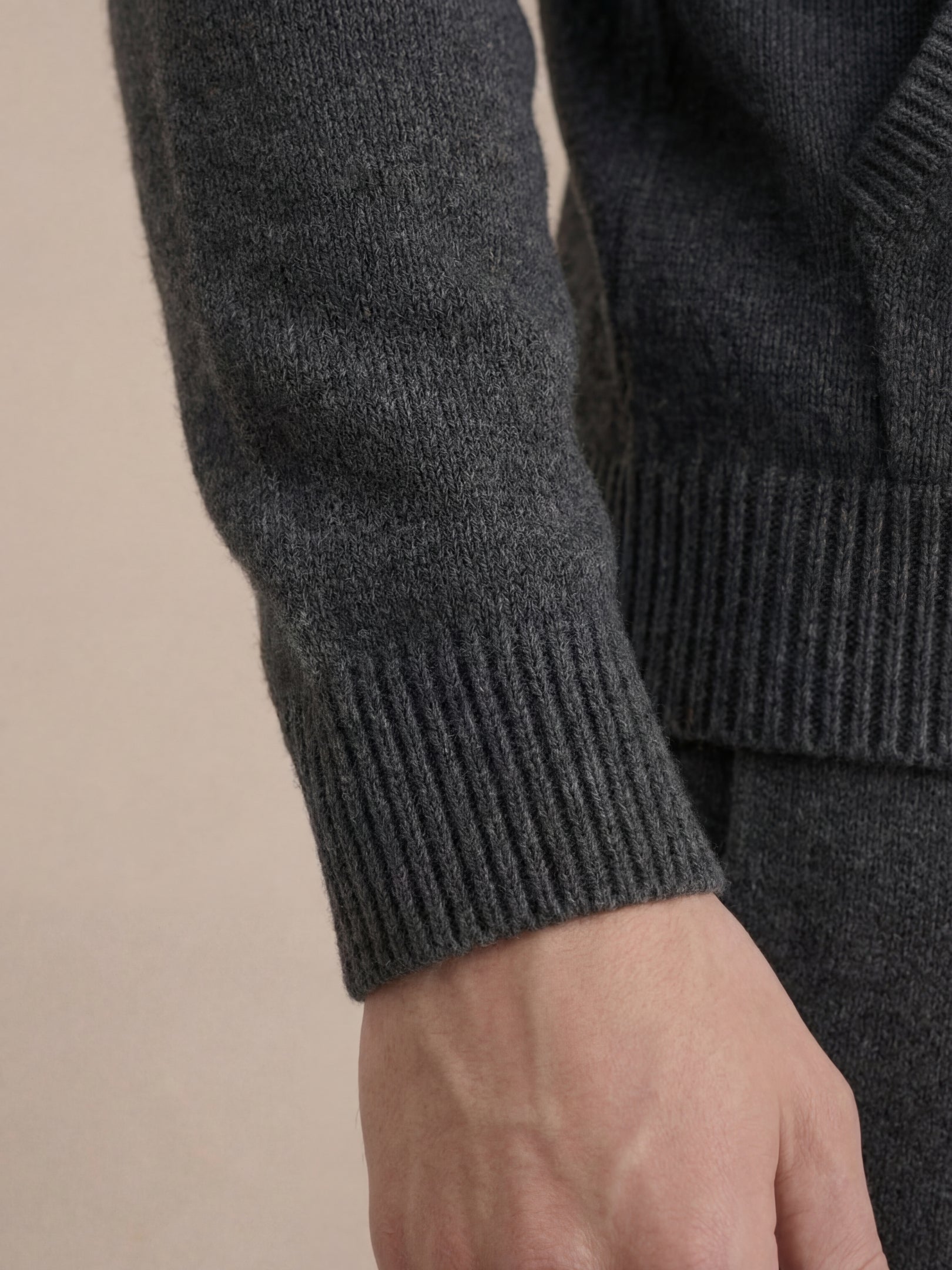 Conjunto de Firma Gris Oscuro con Capucha