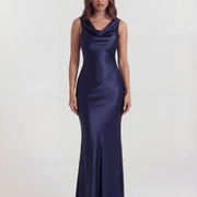 Vestido largo satinado con escote drapeado