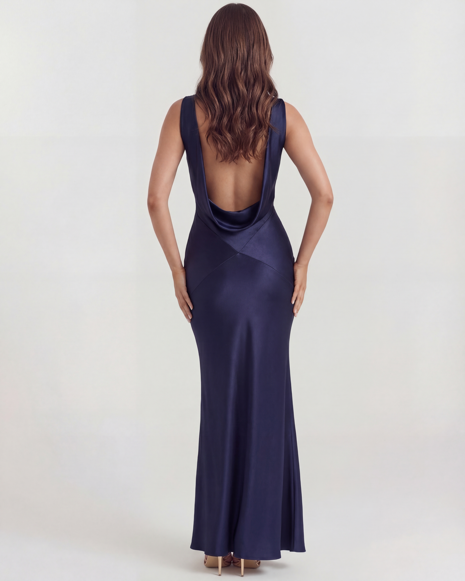 Vestido largo satinado con escote drapeado