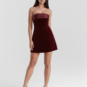 Vestido corto palabra de honor con acabado velvet