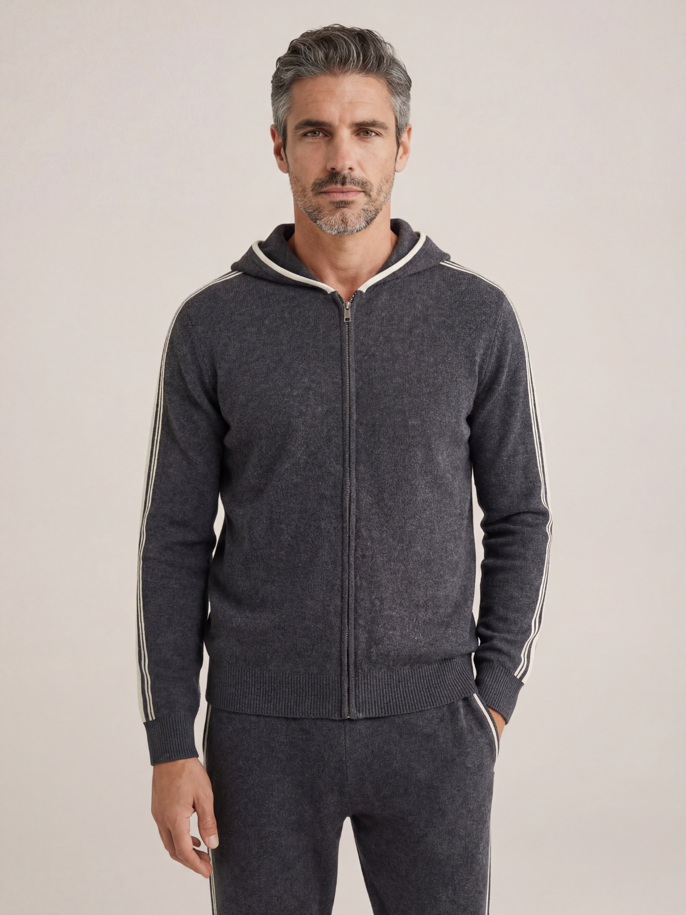 Conjunto de Firma Gris Oscuro con Capucha