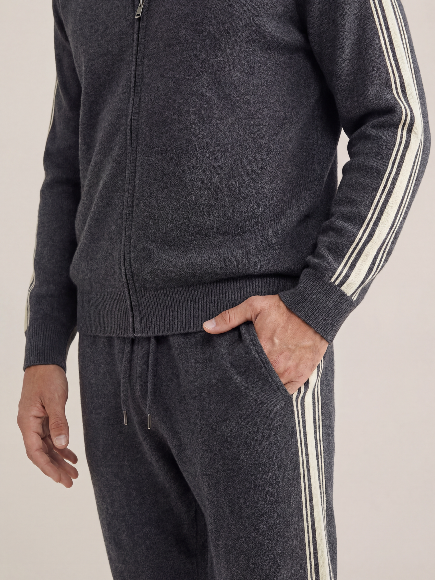 Conjunto de Firma Gris Oscuro con Capucha