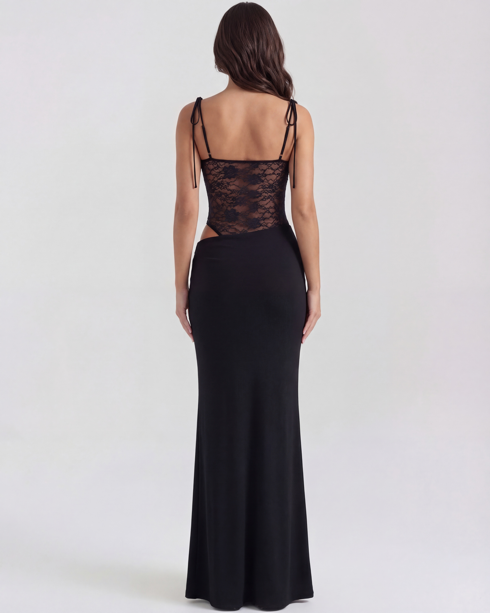 Vestido largo con encaje y tirantes finos