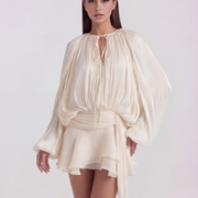 Vestido corto fluido con manga abullonada