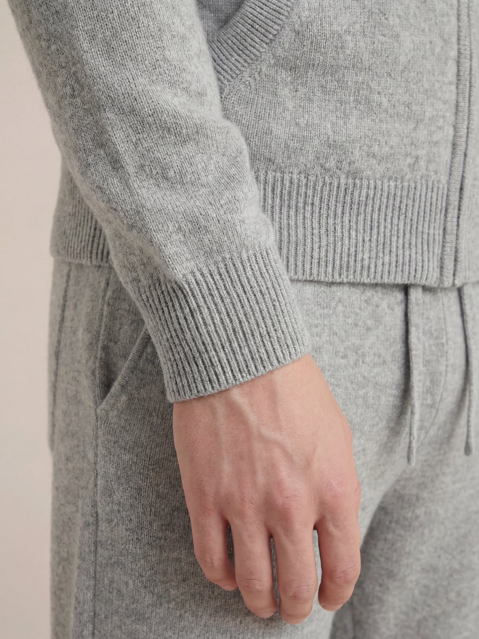 Conjunto de Firma Gris Claro con Capucha