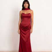 Vestido satinado drapeado escote corazón