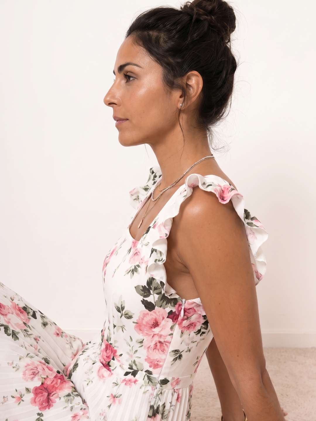 Vestido midi floral plisado con volantes