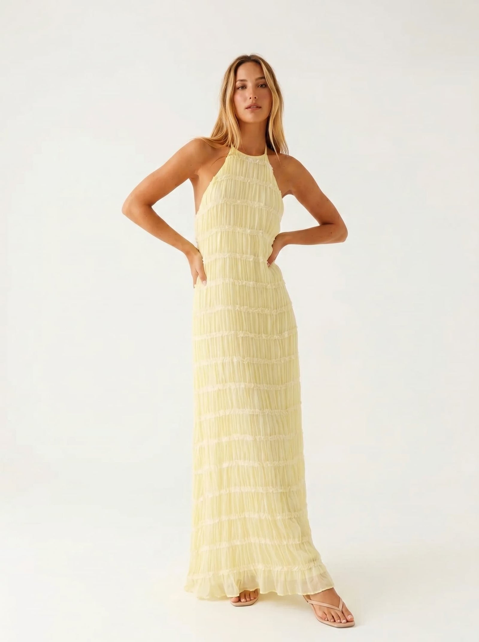 Vestido largo halter con textura plisada
