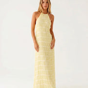 Vestido largo halter con textura plisada
