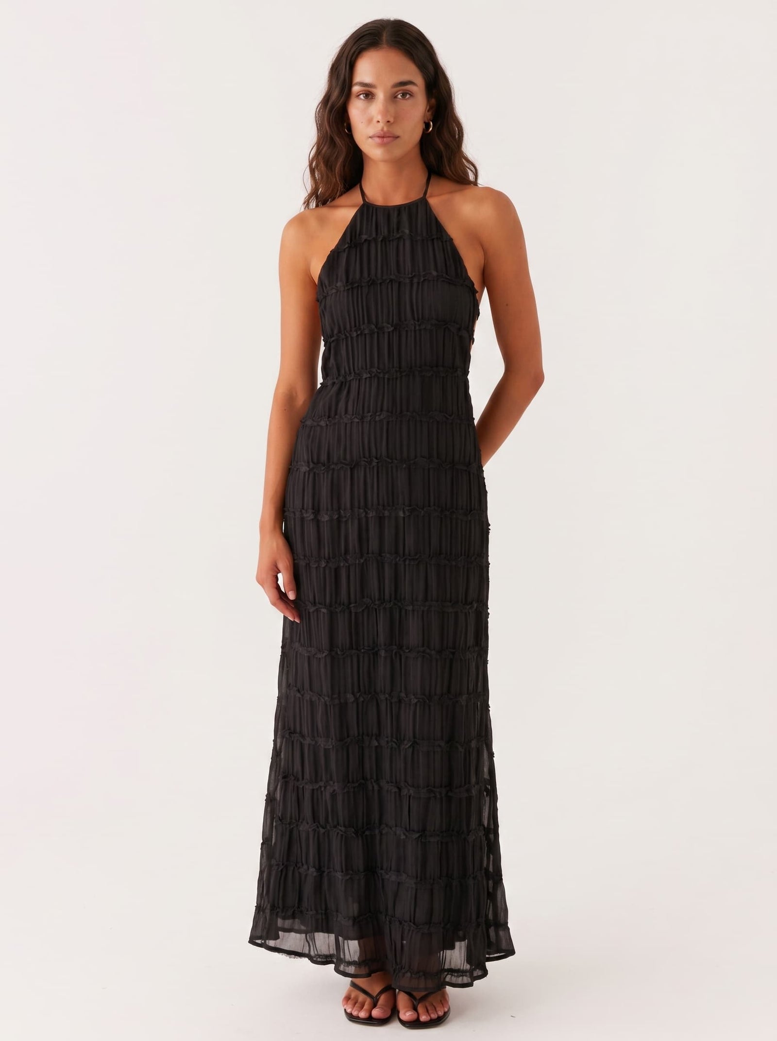 Vestido largo halter con textura plisada