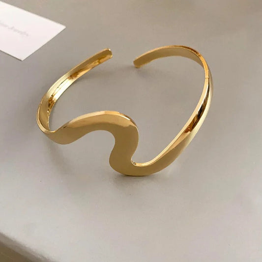 Pulsera clásica abierta con onda dorada