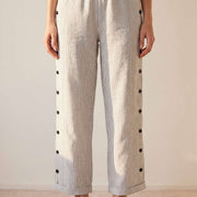 Pantalón recto de rayas con botones laterales