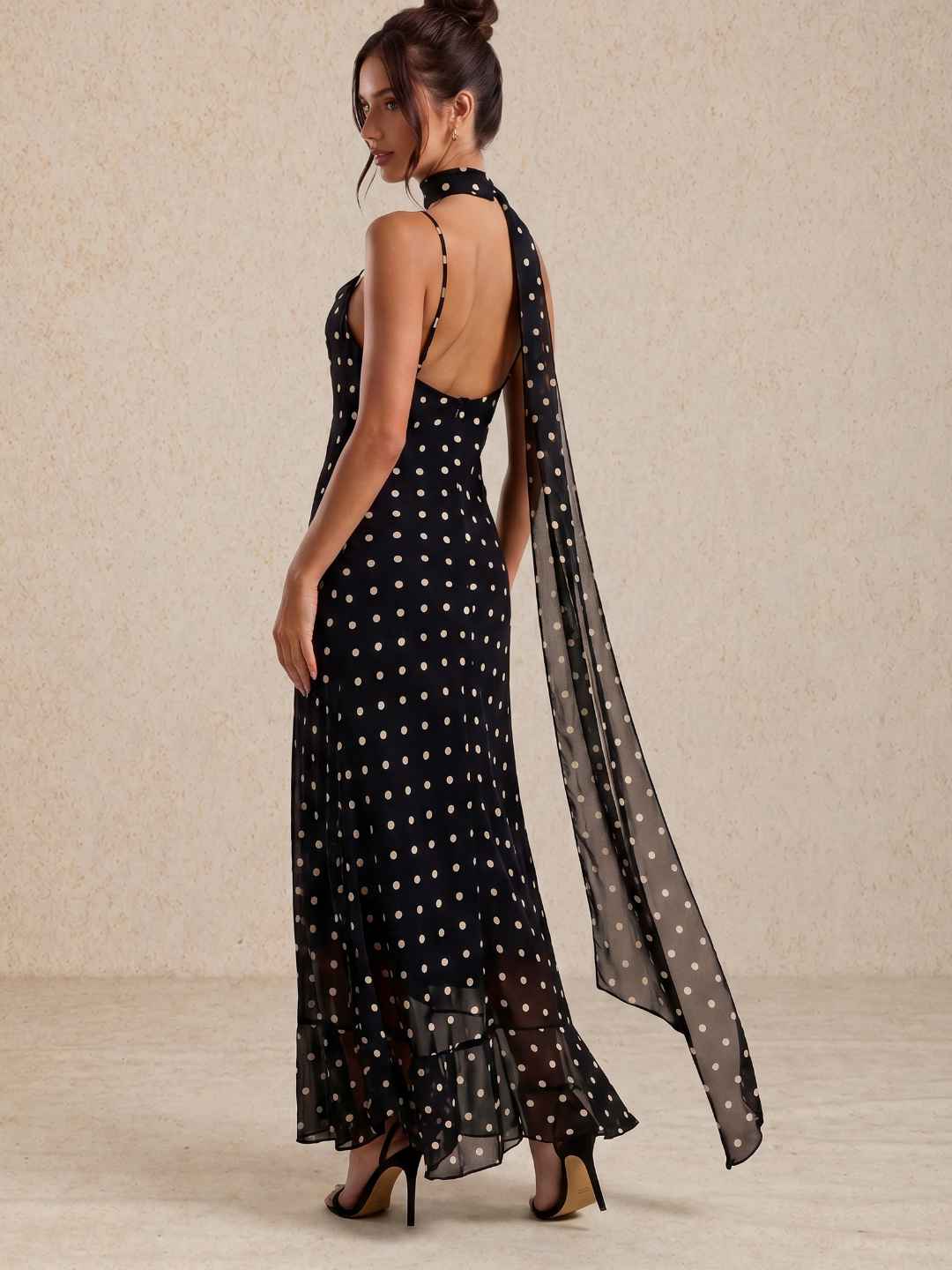 Vestido midi de lunares con tirantes