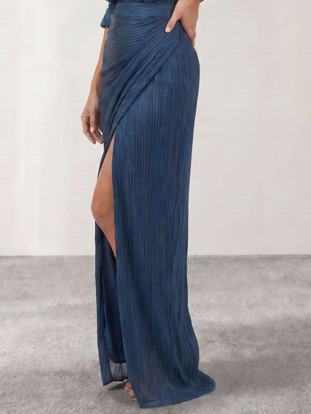 Vestido camisero plisado con abertura