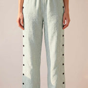 Pantalón recto de rayas con botones laterales
