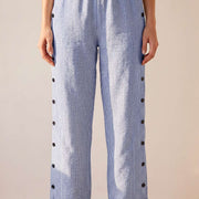 Pantalón recto de rayas con botones laterales