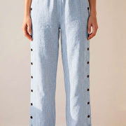Pantalón recto de rayas con botones laterales