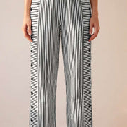 Pantalón recto de rayas con botones laterales