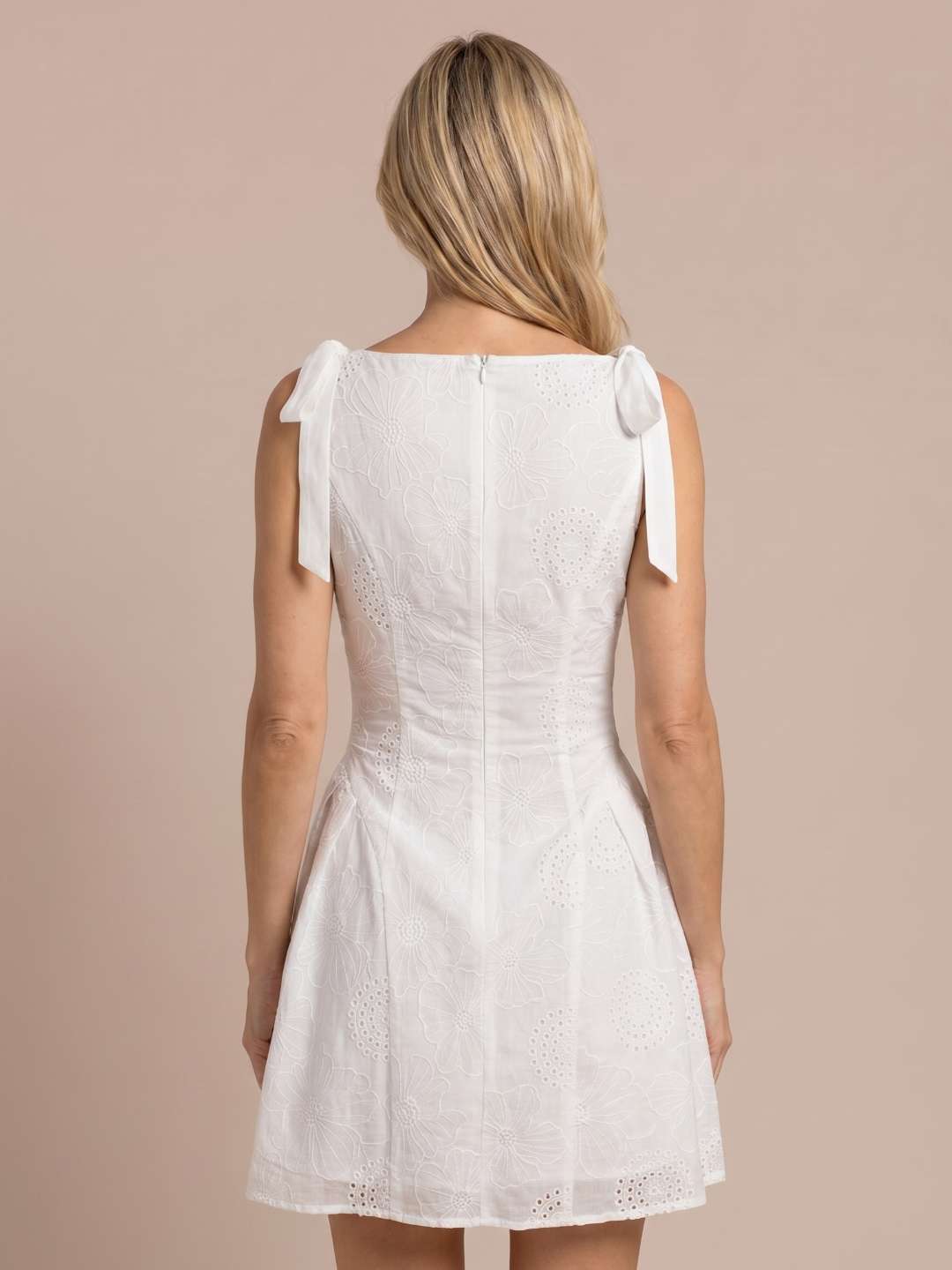 Vestido corto bordado con lazadas