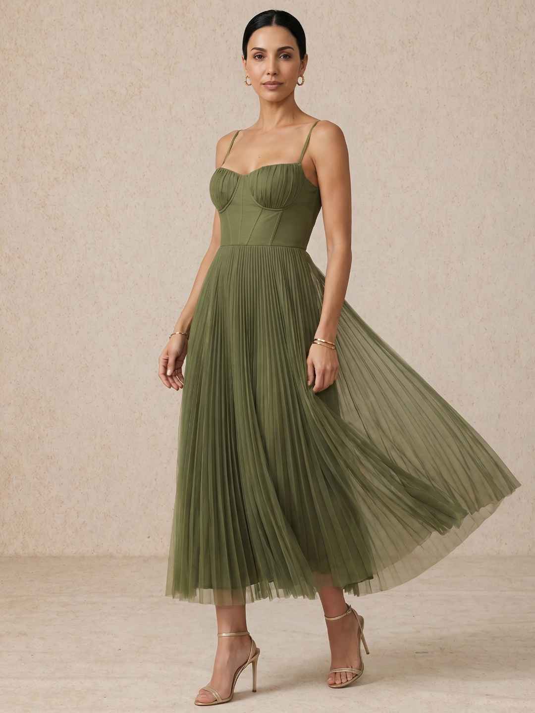 Vestido midi plisado con tirantes