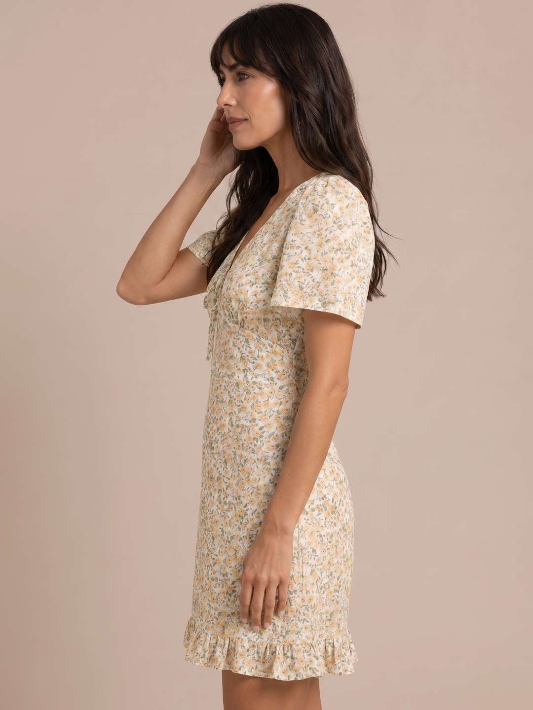 Vestido corto floral con escote fruncido