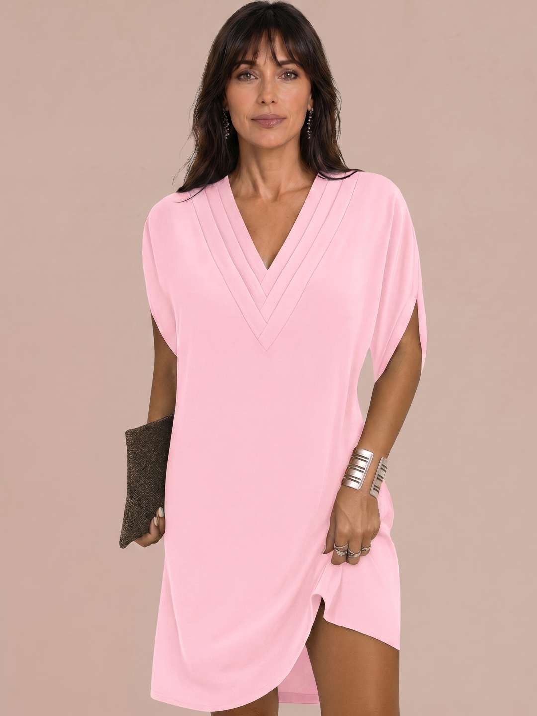 Vestido corto fluido con escote pico
