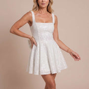 Vestido corto con brillo de corte evasé