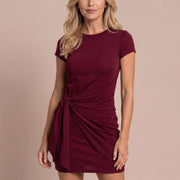 Vestido corto ajustado con drapeado lateral
