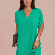Vestido corto fluido con escote pico