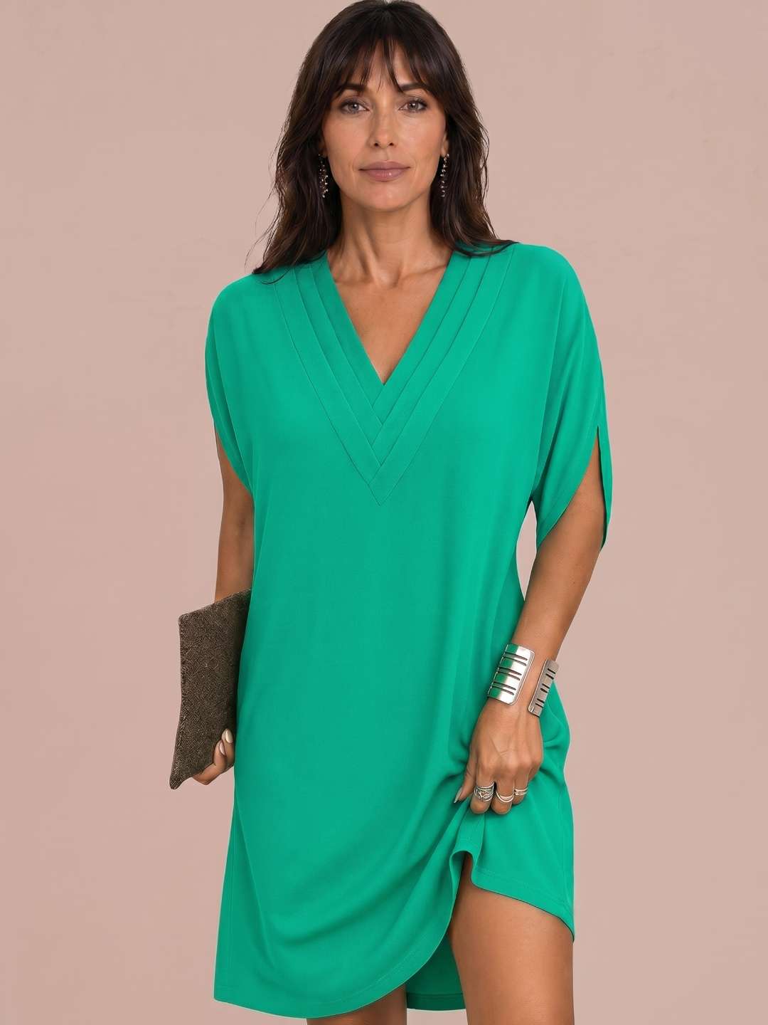 Vestido corto fluido con escote pico