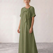 Vestido midi fluido con lazada al cuello