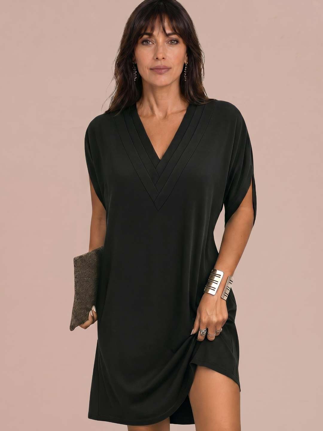 Vestido corto fluido con escote pico