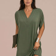 Vestido corto fluido con escote pico