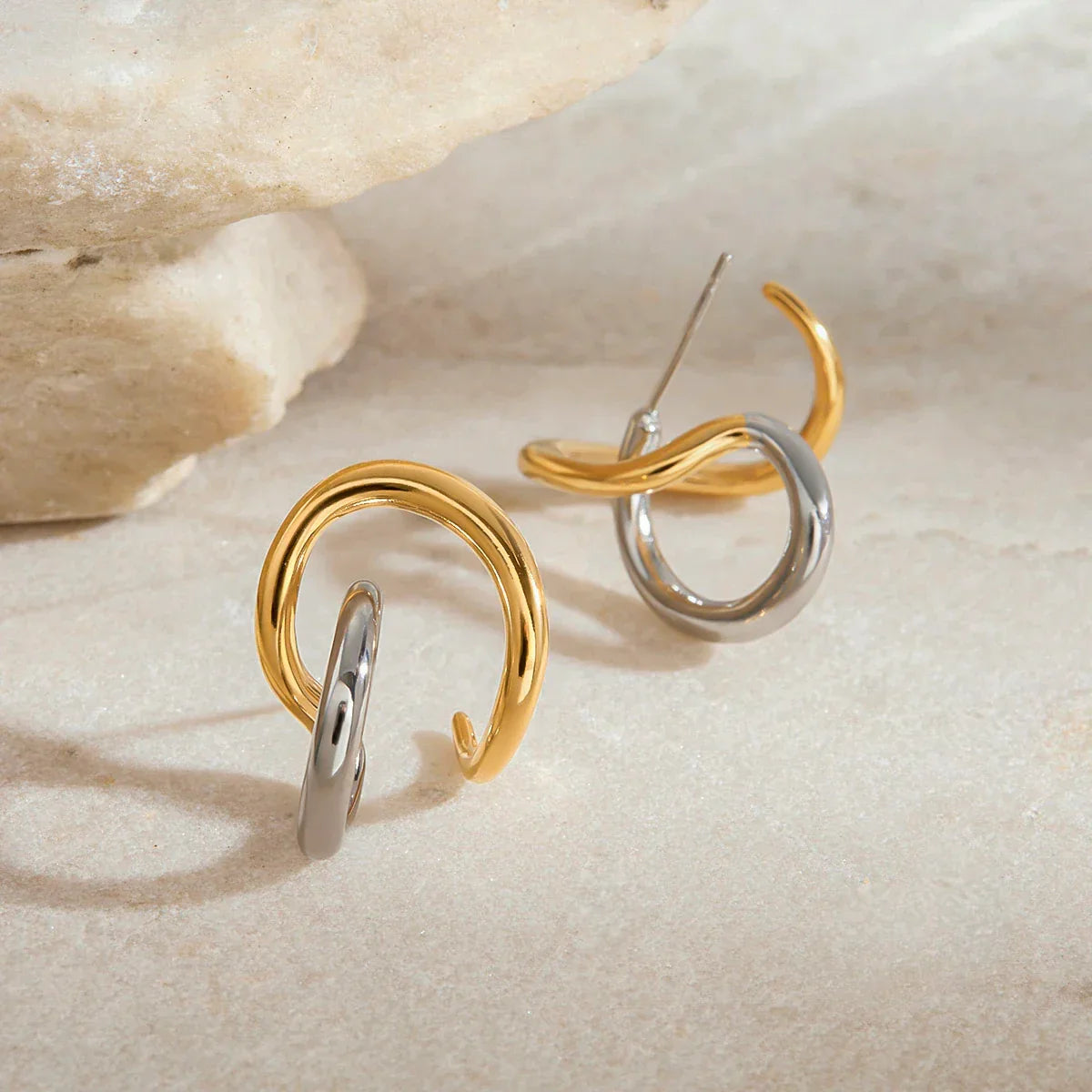 Pendientes entrelazados de dos tonos