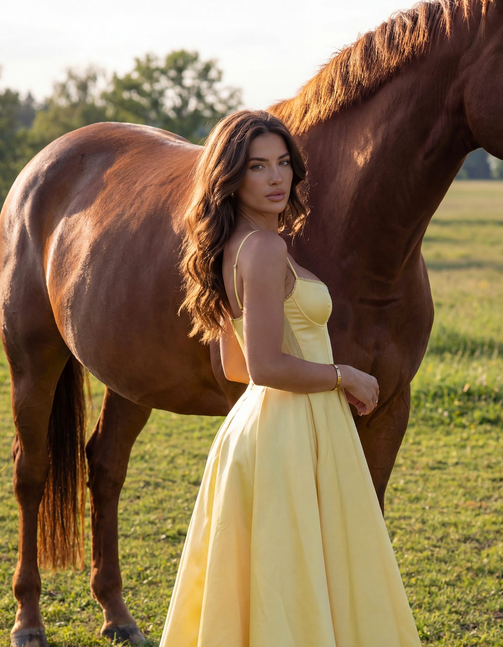 Vestido midi con corsé y falda amplia