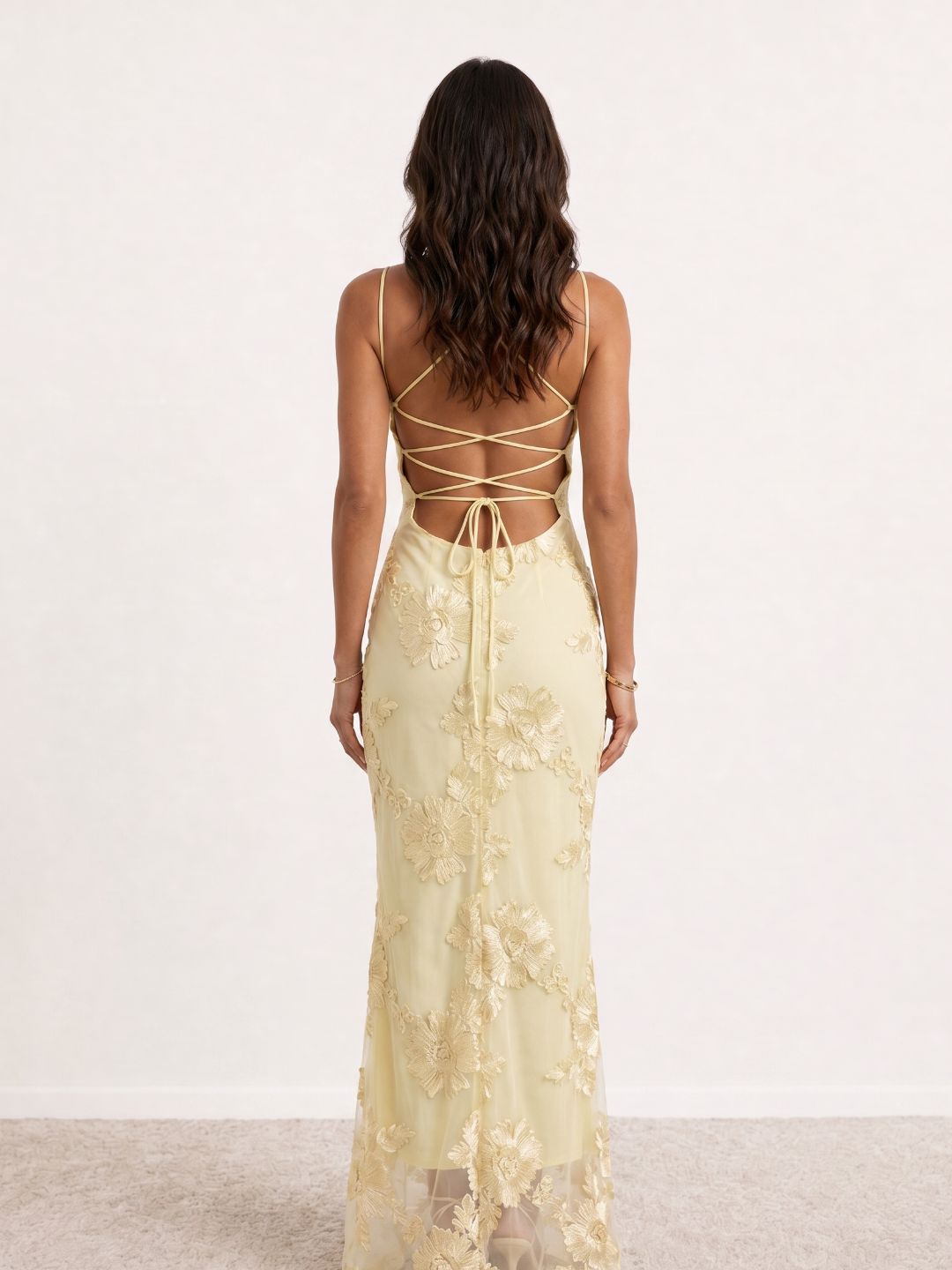 Vestido largo bordado con tirantes