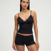 Conjunto lencero suave con encaje