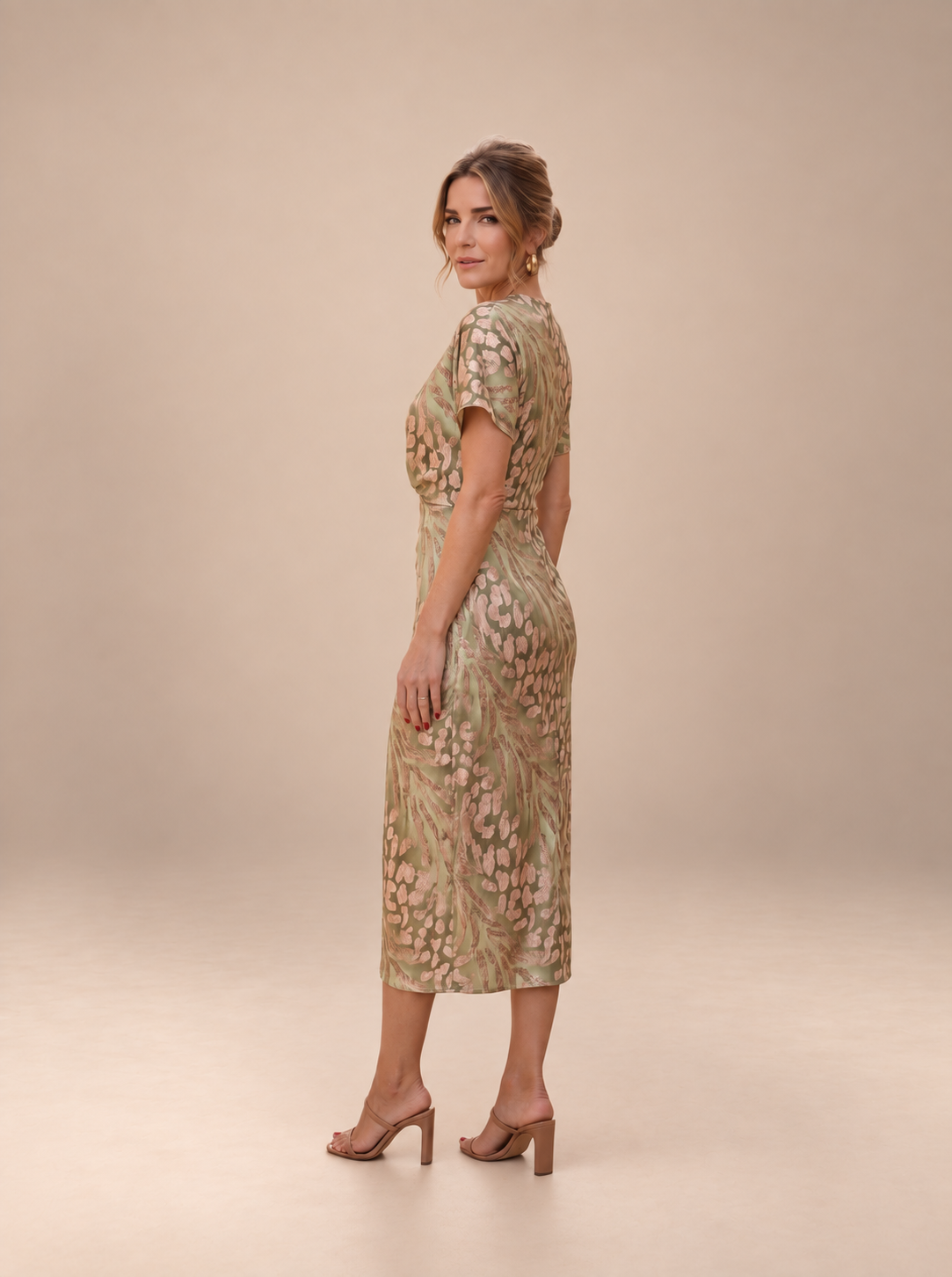 Vestido midi efecto estilizador con nudo central y caída fluida